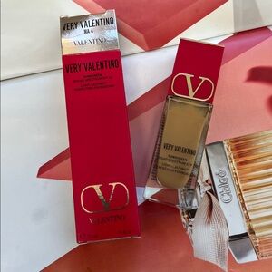 VALENTINO- Very Valentino 24 Hour Long Wear Liquid Foundation. Shade MA4